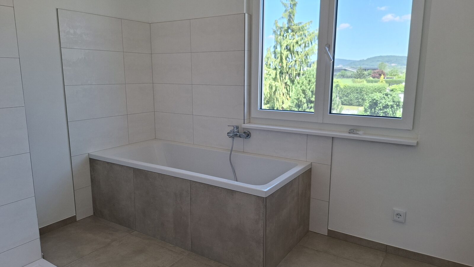 Badezimmer mit Grünblick, Asten