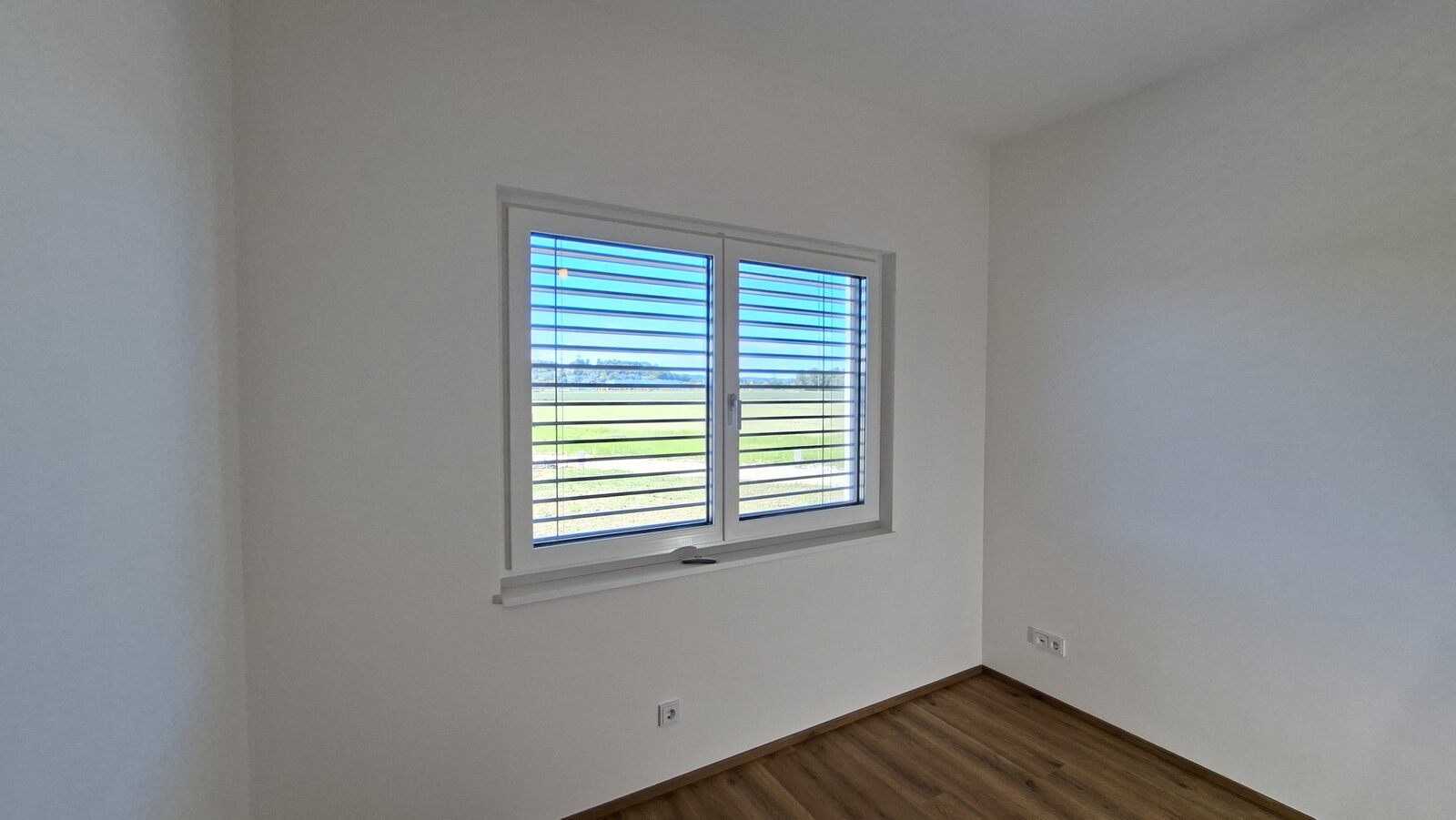 Schlafzimmer mit Raffstore, Asten