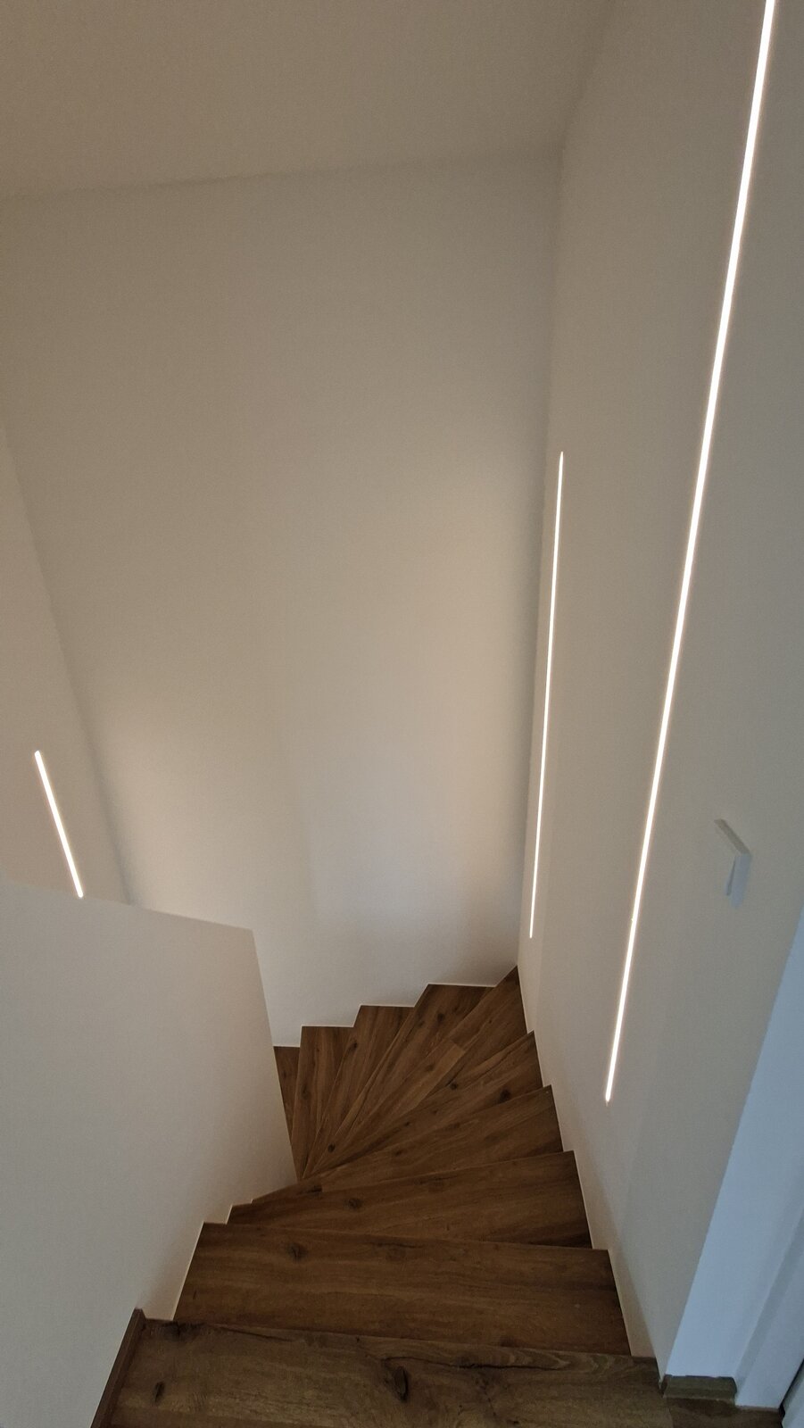 Design-Treppe mit LED-Lichtlinien, Asten