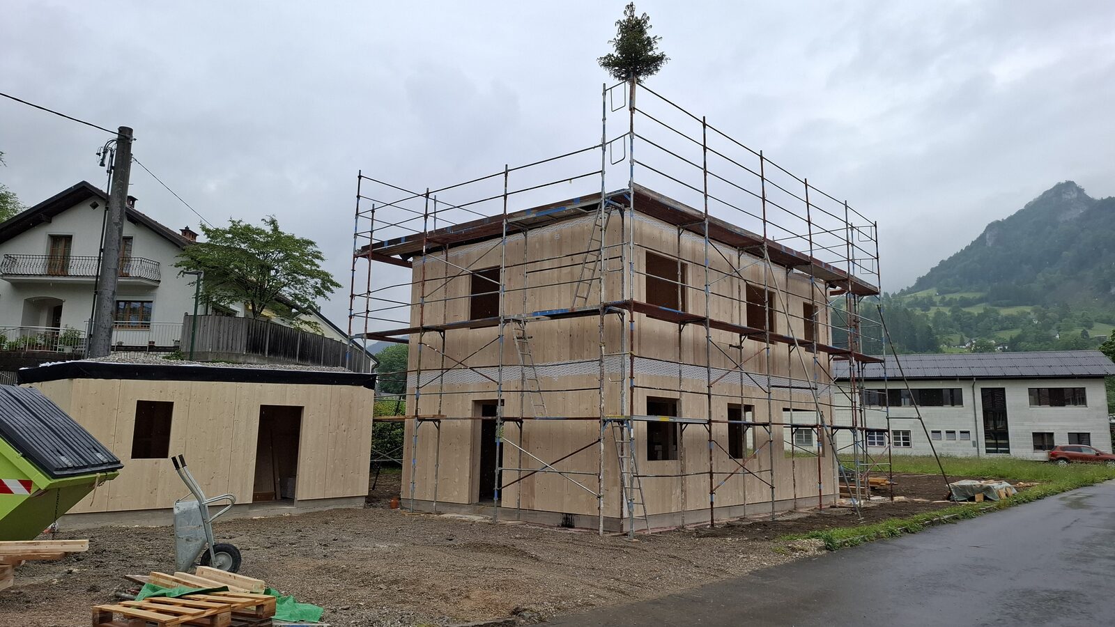 Holzmassiv-Rohbau mit Gerüst und Firstbaum – Einfamilienhaus Losenstein