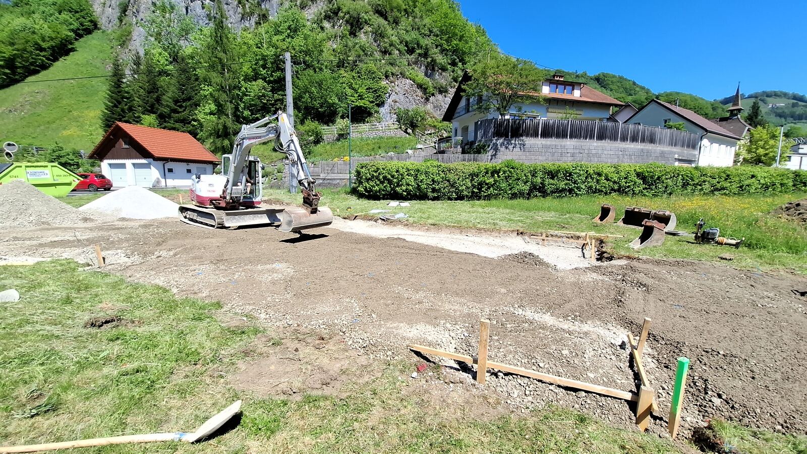 Erdarbeiten mit Bagger und Schnurgerüst – Baubeginn Einfamilienhaus Losenstein