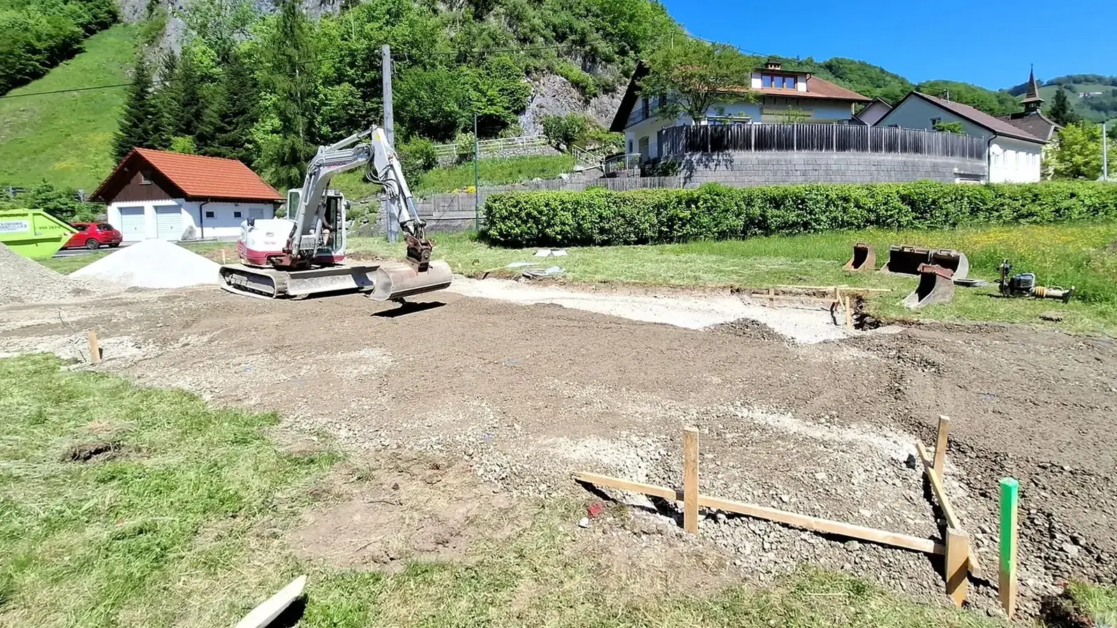 Erdarbeiten mit Bagger und Schnurgerüst – Baubeginn Einfamilienhaus Losenstein
