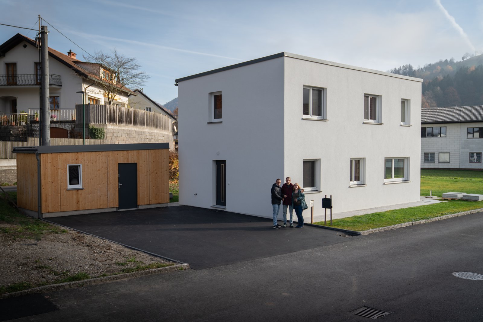 Bauherren vor ihrem fertigen Einfamilienhaus in Losenstein
