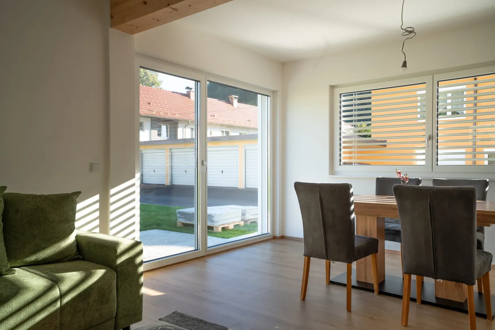 Wohn- und Essbereich in einem fertigen Haus, Blick auf die Fensterfront zum Garten